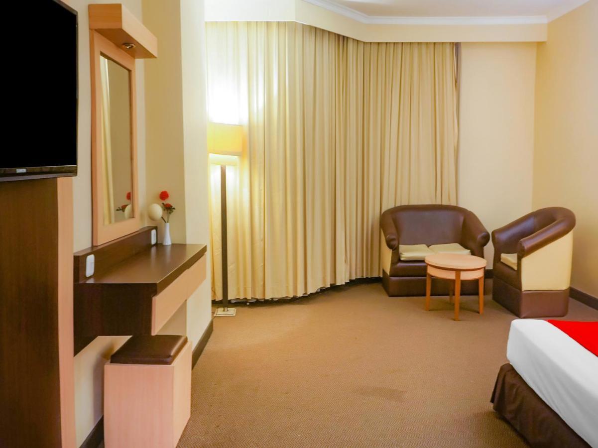 Oyo 3967 Hotel Pantai Wisata Makassar Extérieur photo